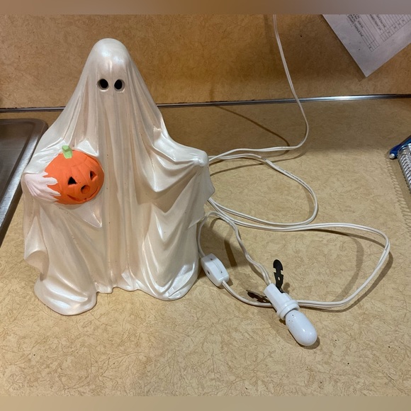 Handcrafted: Ceramic white ghost holding small pumpkin with detachable cord. - Picture 3 of 10